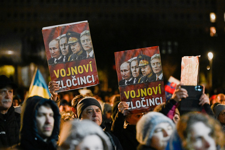 Người dân Slovakia giơ cao các thông điệp phản đối Nga và ủng hộ Ukraine trong cuộc tuần hành ngày 12-3 - Ảnh: REUTERS