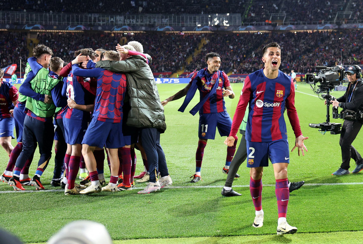 Các cầu thủ Barca vỡ òa sau khi đoạt vé vào tứ kết Champions League - Ảnh: REUTERS