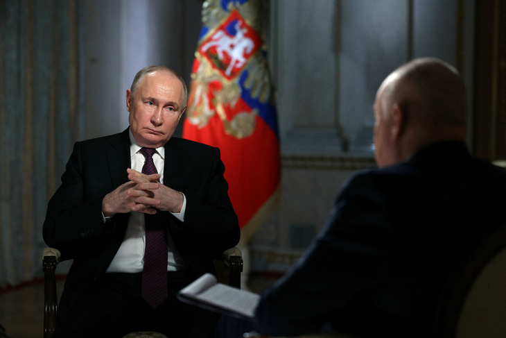 Tổng thống Nga Vladimir Putin trả lời phỏng vấn với nhà báo Dmitry Kiselyov ngày 13-3 - Ảnh: REUTERS