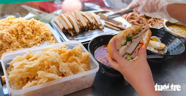 Một quầy bánh mì kiểu Bình Định ở Gò Vấp, TP.HCM - Ảnh: NGỌC PHƯỢNG