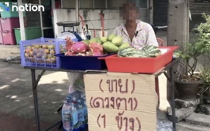 Người bán trái cây rao bán mắt mình trên phố vì nợ nần