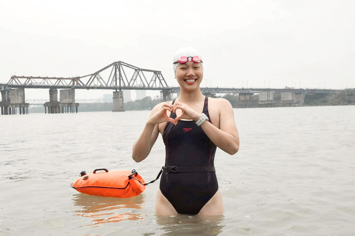 Hình ảnh kình ngư Ánh Viên trải nghiệm bơi sông Hồng được cô đăng tải trên trang cá nhân vào ngày 12-3 - Ảnh: FBNV