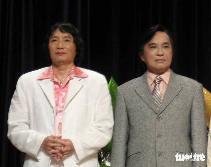 Nghệ sĩ Thanh Tuấn (phải) và Minh Vương nhận danh hiệu Nghệ sĩ ưu tú cùng năm - Ảnh: LINH ĐOAN