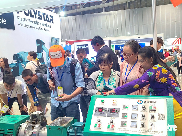 Một chiếc máy tạo hạt nhựa từ túi ni lông đã qua sử dụng thu hút sự chú ý của khách tham quan tại Plastics & Rubber Vietnam 2024 - Ảnh: NHẬT XUÂN