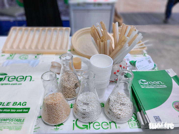 Các hạt nhựa xanh, thân thiện môi trường từ bã mía, bột ngô,... được giới thiệu tại Plastics & Rubber Vietnam 2024 - Ảnh: NHẬT XUÂN
