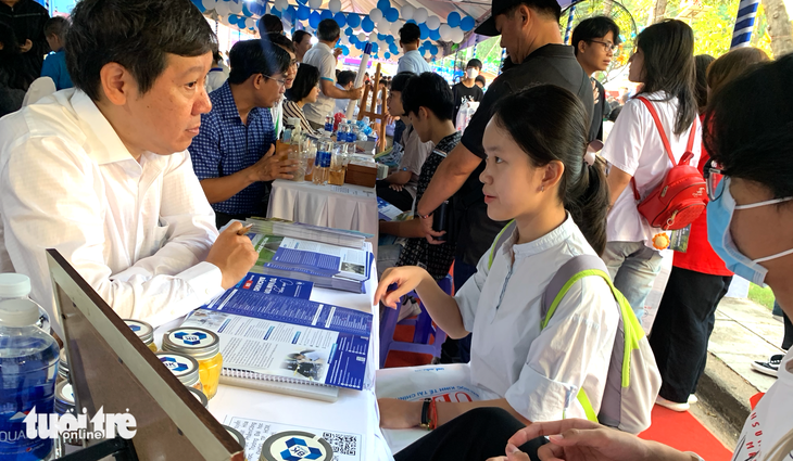 Học sinh tìm hiểu thông tin về tuyển sinh, các ngành đào tạo và học phí của Trường đại học Bách khoa (Đại học Quốc gia TP.HCM) trong Ngày hội tư vấn tuyển sinh - hướng nghiệp 2024 - Ảnh: TRẦN HUỲNH