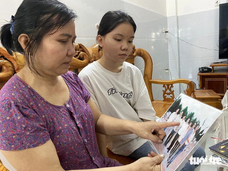 Bà Trần Thị Lợi, vợ ông Dũng, kể chuyện về những lần cựu binh Gạc Ma gặp nhau - Ảnh: TRƯỜNG TRUNG