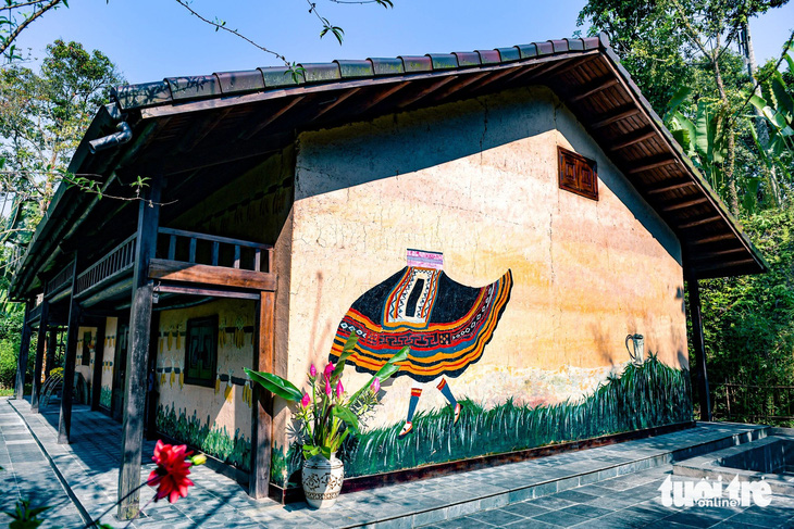 Một căn villa được lấy cảm hứng từ nhà trình tường của người Mông bản địa