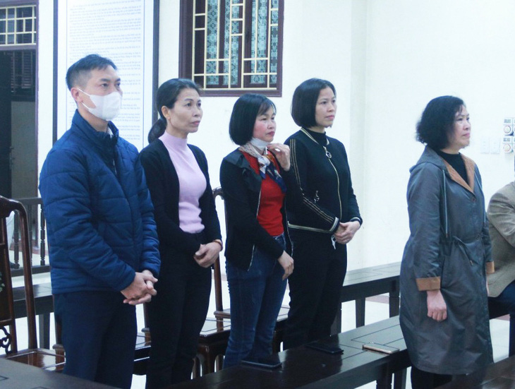 Các bị cáo nguyên là lãnh đạo, cán bộ nhân viên Bệnh viện Da liễu Thái Bình lãnh án vì tuồn thuốc bên ngoài vào để kê đơn, bán cho bệnh nhân nhằm thu lợi bất chính - Ảnh: K.LINH