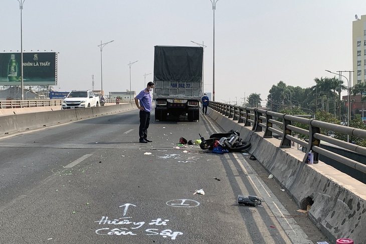 Hiện trường vụ tai nạn trên cầu vượt Amata khiến hai người bị cán chết tại chỗ - Ảnh: AN BÌNH