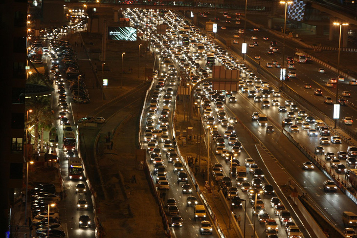 Các cao tốc ở Dubai thường sáng đèn - Ảnh: The National