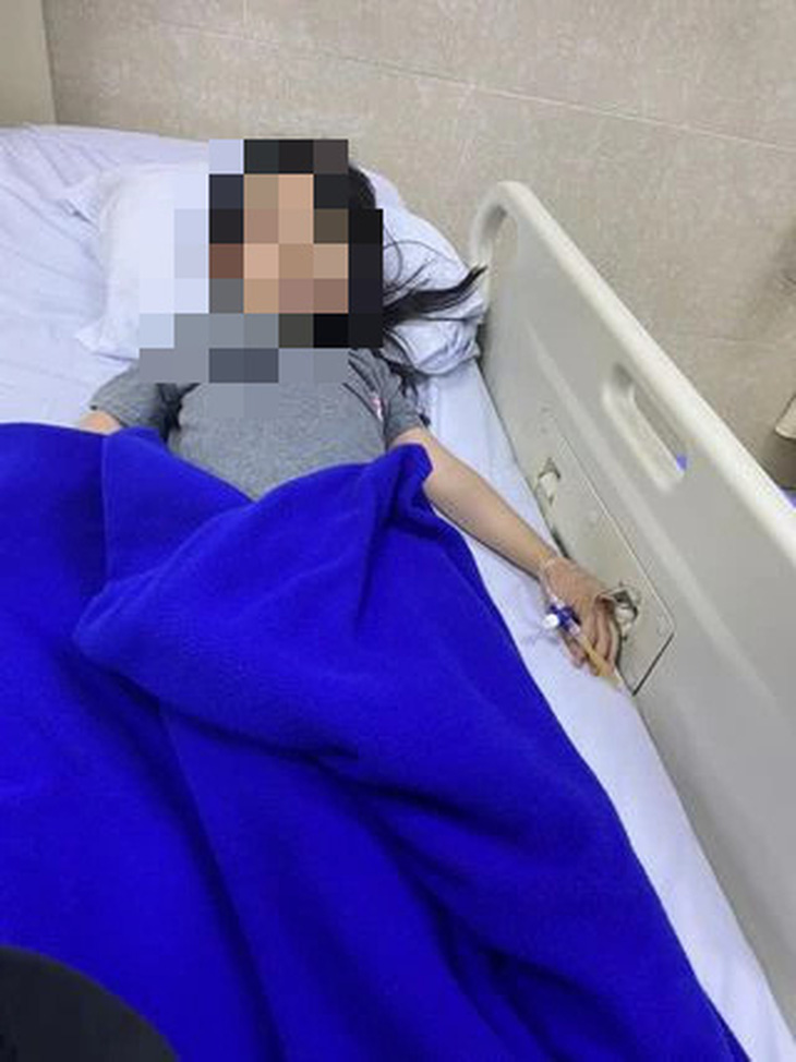Bé gái con chị Ly Na bị ngộ độc đang điều trị tại bệnh viện - Ảnh: LY NA