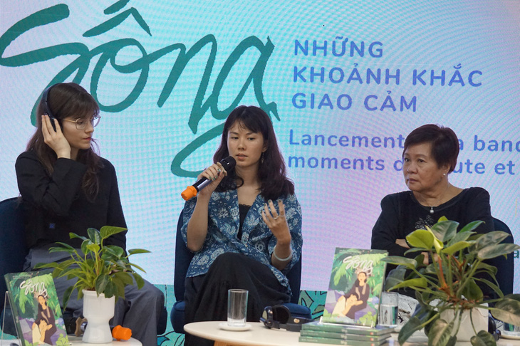 Hải Anh (giữa), họa sĩ Pauline Guitton (trái) và đạo diễn Việt Linh, nhân vật chính trong tiểu thuyết Sống trong buổi ra mắt sách tại Hà Nội - Ảnh: T.ĐIỂU