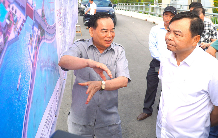 Ông Trần Ngọc Tam - chủ tịch UBND tỉnh Bến Tre (bên trái) - trao đổi với lãnh đạo Bộ Nông nghiệp và Phát triển nông thôn trong chuyến khảo sát công trình phòng chống hạn mặn - Ảnh: MẬU TRƯỜNG