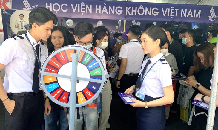 Học sinh tìm hiểu thông tin xét tuyển của Học viện Hàng không Việt Nam tại Ngày hội tư vấn tuyển sinh - hướng nghiệp - Ảnh: TRẦN HUỲNH 