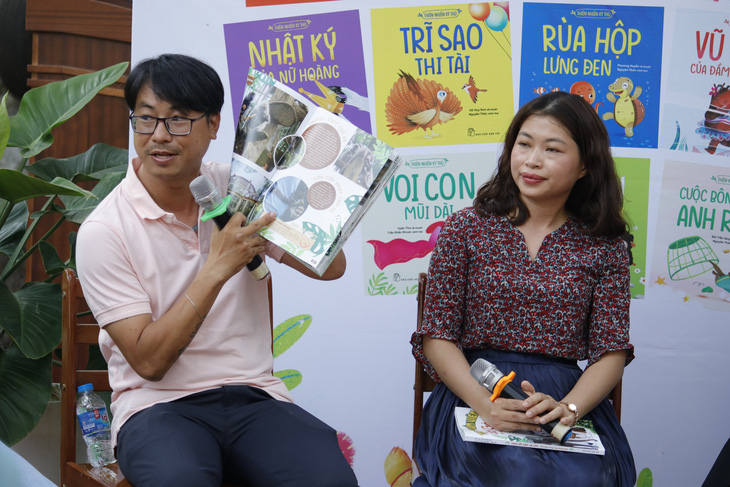 Tác giả Kan Nguyễn và Mai Chi nói về quá trình thực hiện phần hình ảnh, nội dung cho cuốn sách Thảo cầm viên Sài Gòn - Kho báu trong lòng thành phố - Ảnh: HỒ LAM