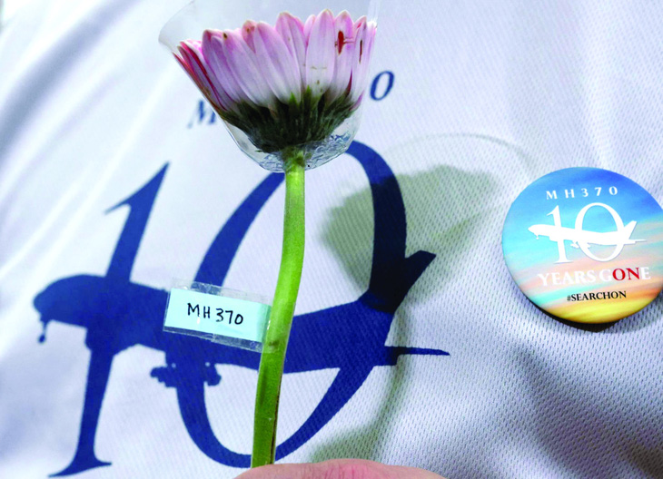Cành hoa của một gia đình nạn nhân MH370 tại lễ tưởng niệm 10 năm sự cố ở Malaysia ngày 3-3-2024. Ảnh: REUTERS/Hasnoor Hussain