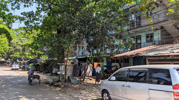Khu vực là nơi ở của nhân viên Tập đoàn Kinh tế Myanmar bị đánh bom hôm 10-3 - Ảnh: NIKKEI