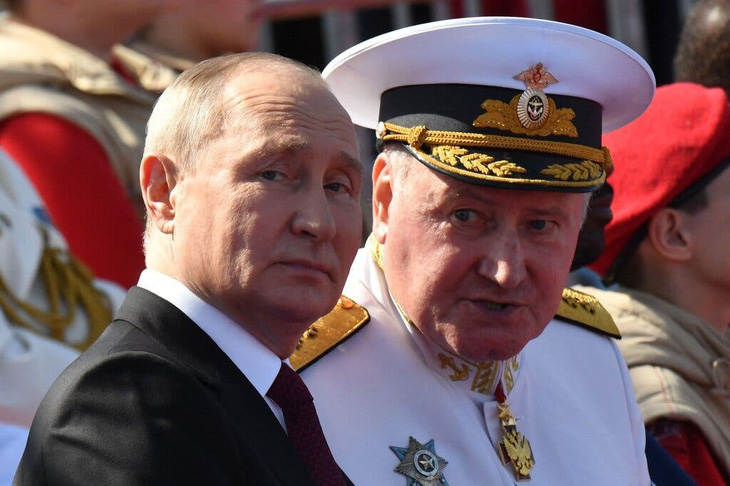 Báo chí Nga và Ukraine cùng khẳng định Tổng tư lệnh Hải quân Nga Nikolai Yevmenov (phải) đã bị cách chức - Ảnh: AFP