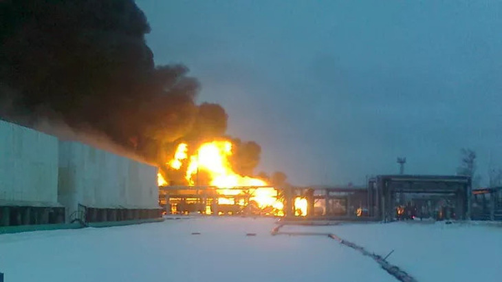 Hiện trường vụ hỏa hoạn tại nhà máy lọc dầu Ryazan, thuộc vùng Ryazan, cách thủ đô Matxcơva hơn 190km rạng sáng 13-3 - Ảnh: RIA NOVOSTI