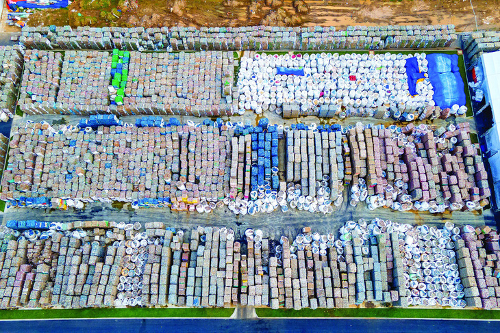 Rác thải nhựa là vấn đề gây nhức nhối tại Việt Nam nhưng đang đem đến cơ hội cho các công ty hoạt động trong lĩnh vực tái chế vật liệu. Ảnh: PV