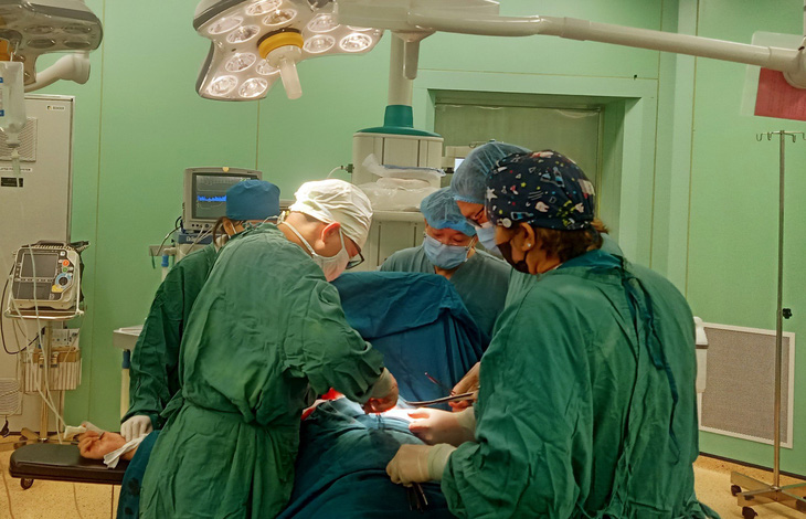 Bác sĩ Bệnh viện Vũng Tàu phẫu thuật cứu sống nữ sinh bị dao đâm trúng tim, phổi - Ảnh: Bệnh viện cung cấp