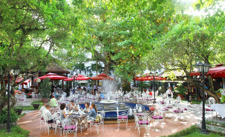 Nhà hàng Le Rendez-vous sân vườn với cây cổ thụ có từ năm 1925