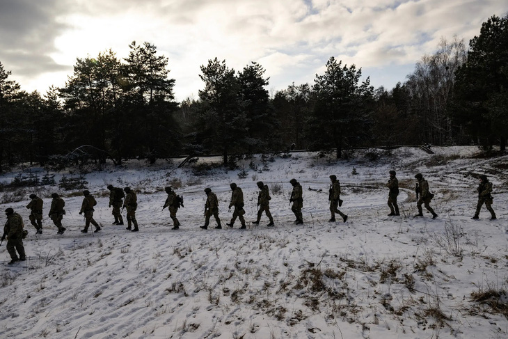 Các binh sĩ của Quân đoàn Tự do Nga đang huấn luyện tại Kiev (Ukraine) hồi tháng 2-2023 - Ảnh: NEW YORK TIMES