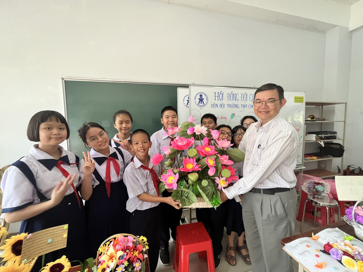 Học sinh lớp 6 Trường THPT chuyên Trần Đại Nghĩa làm những giỏ hoa tặng thầy cô dịp 20-11 năm học 2023-2024 - Ảnh: MỸ DUNG