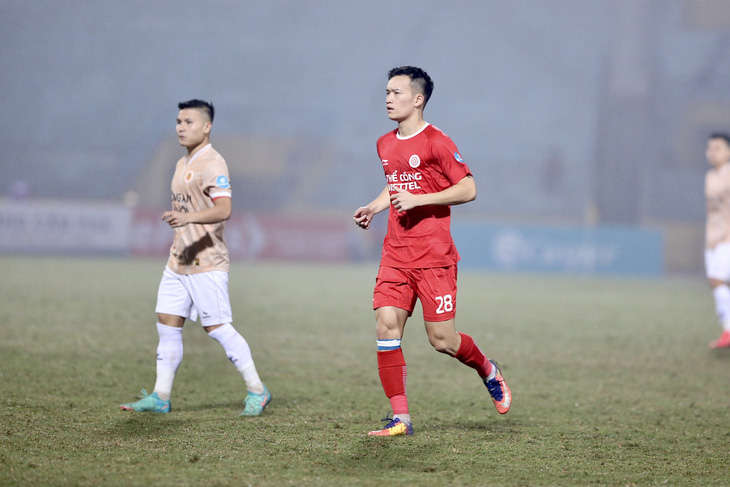 Tiền vệ Nguyễn Hoàng Đức (áo đỏ) chỉ ra sân từ đầu hiệp 2 trận đấu - Ảnh: HOÀNG TÙNG