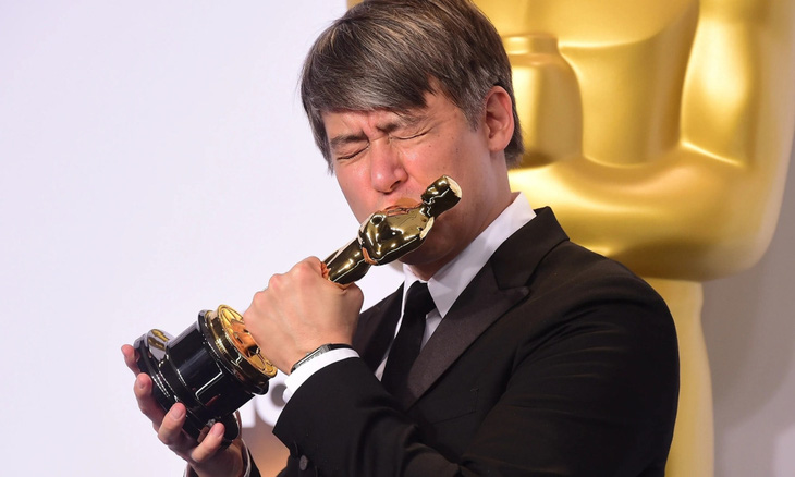 Tom Cross và tượng vàng Oscar 2015 cho Dựng phim xuất sắc nhất - Ảnh: Deadline