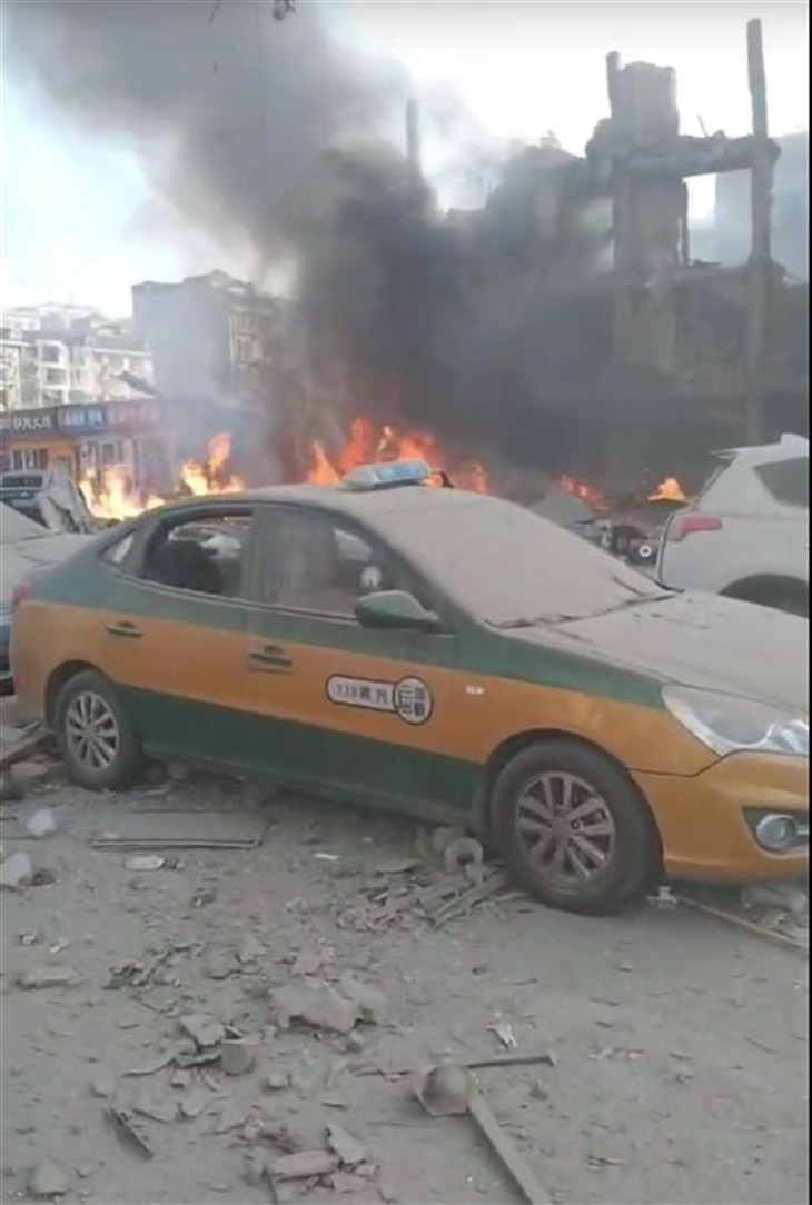 Một chiếc taxi bị hư hỏng tại hiện trường vụ nổ ở tỉnh Hà Bắc sáng 13-3 - Ảnh: CCTV