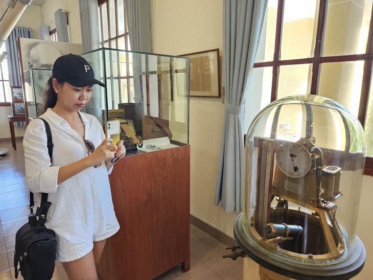 Du khách tham quan Bảo tàng Yersin tại TP Nha Trang với các dụng cụ cổ - Ảnh: MINH CHIẾN