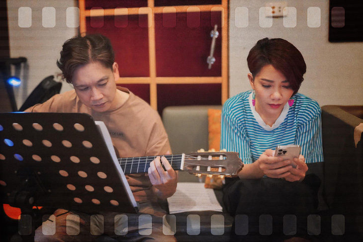 Nhạc sĩ Trần Đức Minh (trái) và Hà Trần trong phòng thu album Những con sông ngón tay - Ảnh: NGUYỄN THANH LAN