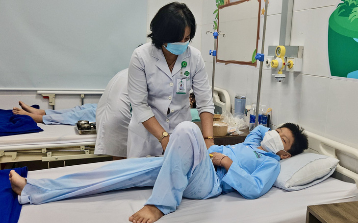 Còn 141 bệnh nhân đang điều trị sau vụ ăn cơm gà ở Nha Trang