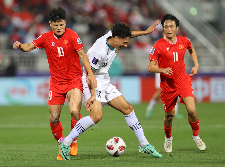 Đội tuyển Việt Nam có nhiều trụ cột vắng mặt đáng tiếc vì chấn thương như Phạm Tuấn Hải (10) và Nguyễn Tuấn Anh (11) trước trận đấu với Indonesia - Ảnh: REUTERS