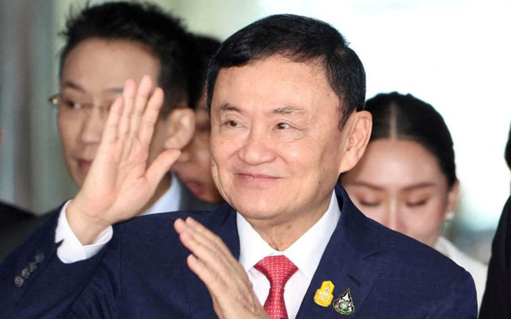 Ông Thaksin đi chùa, lần đầu xuất hiện trước công chúng