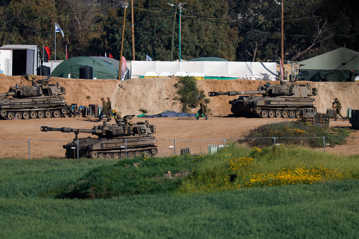 Các đơn vị pháo binh cơ động  tại một đồn quân sự gần biên giới Israel-Gaza ở Israel ngày 13-3 - Ảnh: REUTERS