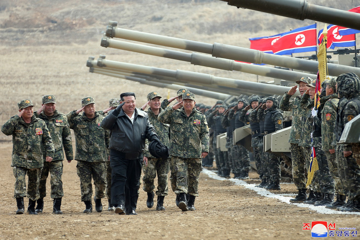 Nhà lãnh đạo Triều Tiên Kim Jong Un chỉ đạo một cuộc trình diễn quân sự có sự tham gia của các đơn vị xe tăng ở Triều Tiên, ngày 13-3 - Ảnh: KCNA
