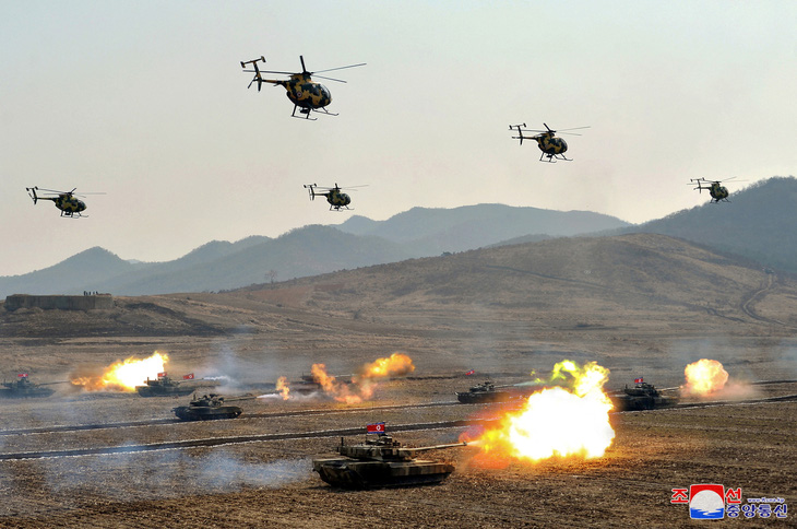 Cuộc trình diễn quân sự có sự tham gia của các đơn vị xe tăng được tổ chức tại Triều Tiên, ngày 13-3 - Ảnh: KCNA