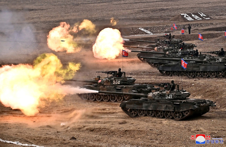Ông Kim Jong Un hài lòng khi một loại xe tăng chiến đấu chủ lực mới thể hiện thành công sức mạnh tấn công của mình trong màn trình diễn đầu tiên - Ảnh: KCNA