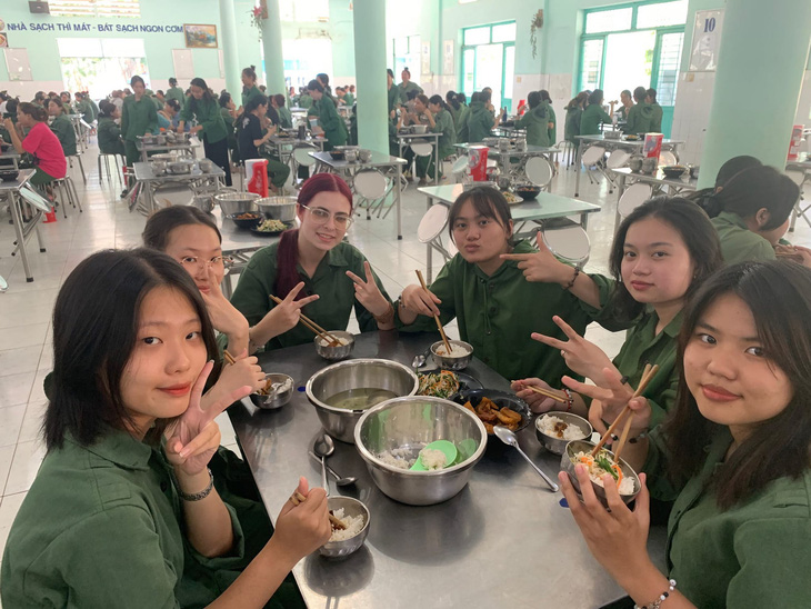Pika Veseline cùng các bạn sinh viên khóa K431 chụp ảnh kỷ niệm tại bữa ăn trong Trung tâm Giáo dục quốc phòng và an ninh, Đại học Quốc gia TP.HCM - Ảnh: NVCC