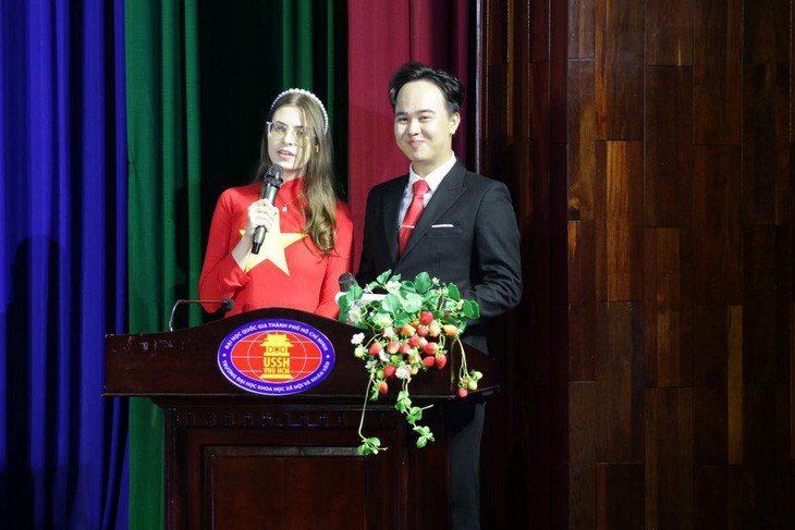 Pika Veseline làm MC cuộc thi hùng biện tiếng Việt cho lưu học sinh nước ngoài tại Việt Nam năm 2023 - Ảnh: NVCC