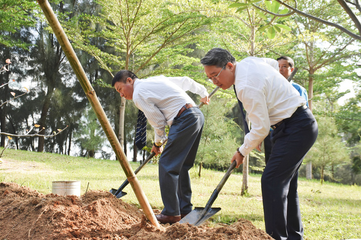 Ông Nguyễn Hải Ninh (phải) - bí thư Tỉnh ủy Khánh Hòa - trồng cây lưu niệm tại khuôn viên khu tưởng niệm - Ảnh: TRẦN HOÀI