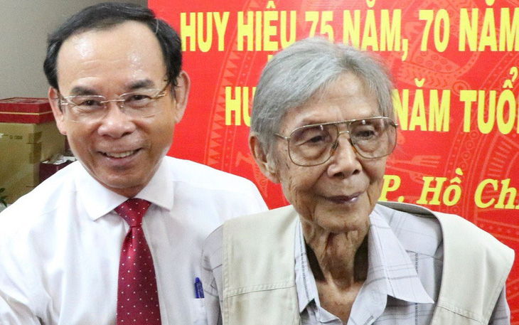 Ông Nguyễn Văn Nên trao huy hiệu tuổi Đảng cho nhà thơ Lê Giang, nhạc sĩ Lư Nhất Vũ