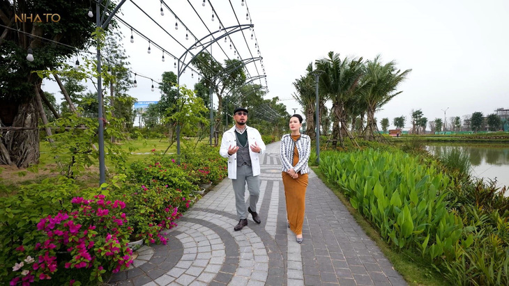 Hoàng Đức và MC Ngọc Trâm dạo bộ trong công viên Hồ Thiên Nga