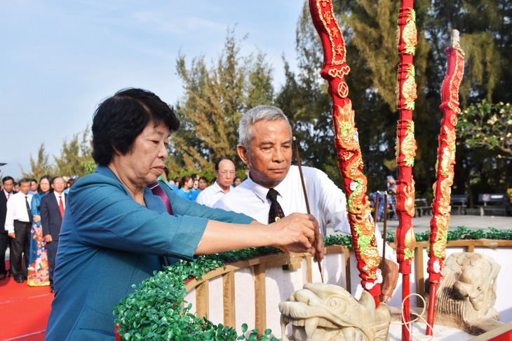 Ông Đặng Ngọc Tùng (phải), nguyên chủ tịch Tổng liên đoàn Lao động Việt Nam, tham gia dâng hương tưởng nhớ các liệt sĩ Gạc Ma - Ảnh: TRẦN HOÀI
