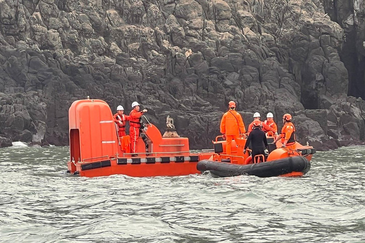 Hải cảnh Trung Quốc và tuần duyên Đài Loan cùng nhau tìm kiếm hai thuyền viên còn mất tích trong vụ lật tàu cá sáng 14-3 ở ngoài khơi đảo Kim Môn - Ảnh: AFP