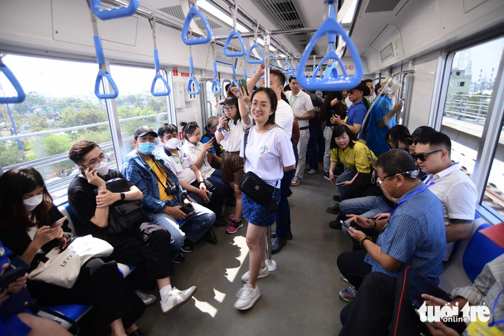 Người dân trải nghiệm tuyến metro số 1 từ ga Bến Thành đến ga Suối Tiên - Ảnh: QUANG ĐỊNH
