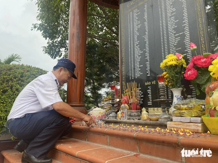 Trong dịp 14-3, tại Đà Nẵng đã có nhiều hoạt động tưởng niệm 64 liệt sĩ hy sinh trong trận Gạc Ma - Ảnh: TRƯỜNG TRUNG
